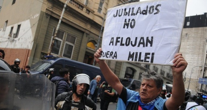 RADIOKTUBRE INFO……..  Los jubilados se vuelven a movilizar frente al Congreso  …… Por Simòn Suarez