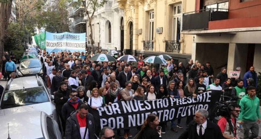 RADIOKTUBRE INFO…….. LA UBA SALIÓ A LA CALLE EN CONTRA DEL AJUSTE DE MILEI   …… Por Simòn Suarez