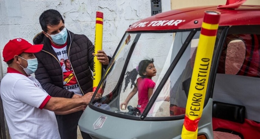RADIOKTUBRE INFO…Perú elige entre el cambio o más neoliberalismo- Por Simón Suarez..Ver mas…