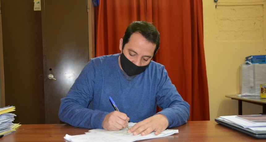 RADIOKTUBRE INFO…MUNICIPALES COBRAN MEDIO AGUINALDO-... Por Simón Suárez ..Ver  mas..