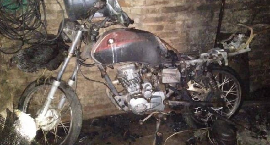 RADIOKTUBRE INFO…- Quemaron la casa del padre de un policía acusado por el crimen del joven qom-..Por Simón Suárez ..Ver  mas..