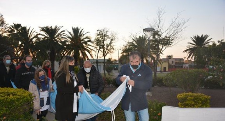 RADIOKTUBRE INFO…HIZAMIENTO DE LA BANDERA EN SANTA SYLVINA-CHACO-..Por Simón Suárez ..Ver  mas..