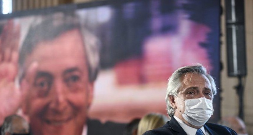 RADIOKTUBRE INFO…- El Presidente encabeza una ceremonia en memoria de los muertos por coronavirus-Por Simón Suarez
