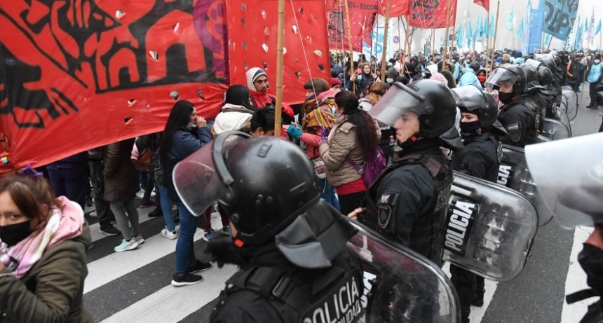 RADIOKTUBRE INFO..- Organizaciones sociales mantienen acampe en Retiro para pedir a empresarios que 