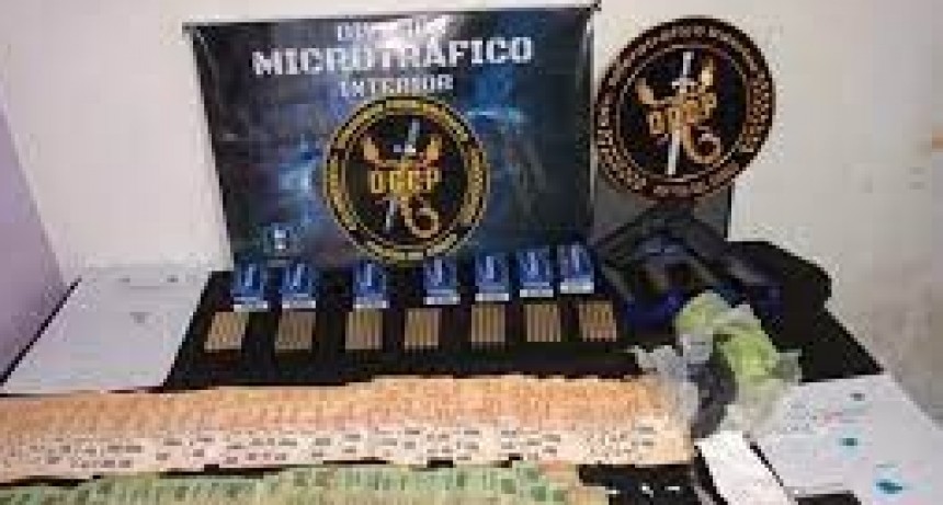 RADIOKTUBRE INFO..-  Allanaron dos viviendas en las que se vendía droga y se encontraron con armas de fuego y casi 400 cartuchos -Por Simón Suarez..Ver mas..