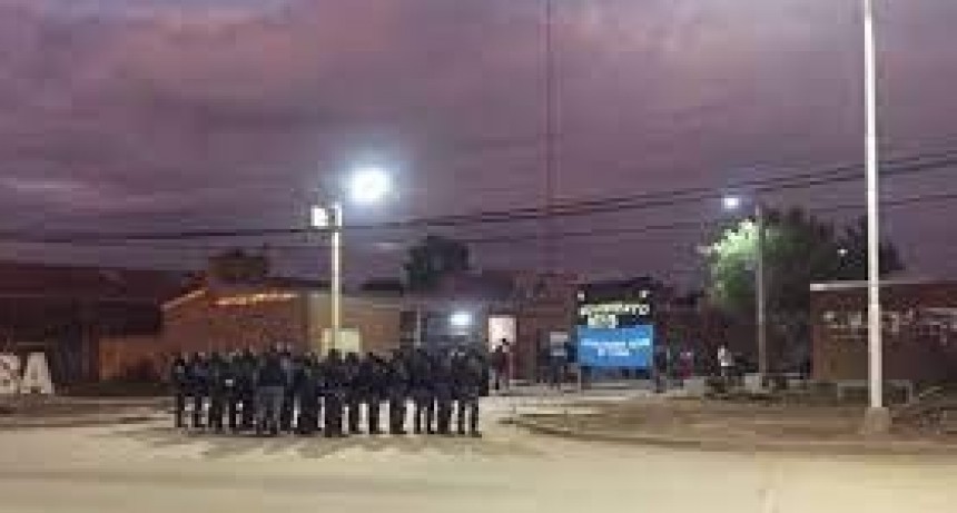 RADIOKTUBRE INFO..- Nuevos disturbios en el barrio Toba por un movimiento social que cortó la ruta 