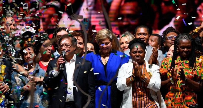 RADIOKTUBRE INFO..-¡ COLOMBIA...PETRO SÍ ...COLONIA NO!!!  -Por Simón Suarez..Ver mas..