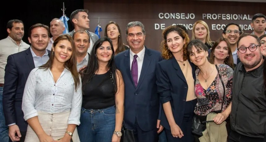 RADIOKTUBRE INFO….  Anuncios para jóvenes profesionales: Gobierno otorgará créditos y hará un aporte financiero a consejos y colegios …Por Simón Suarez..Ver mas..
