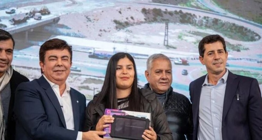 RADIOKTUBRE INFO….  La Matanza: Fernando Espinoza y “Wado” de Pedro entregaron más de 4 mil tablets …Por Simón Suarez..Ver mas..