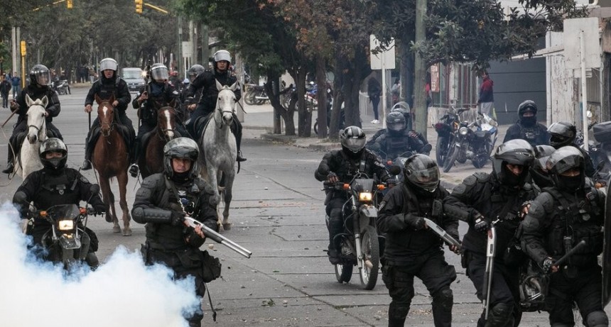  RADIOKTUBRE INFO…. ARDE JUJUY.. Palos, balas, heridos y detenidos para inaugurar la Constitución de Gerardo Morales …Por Simón Suarez..Ver mas..