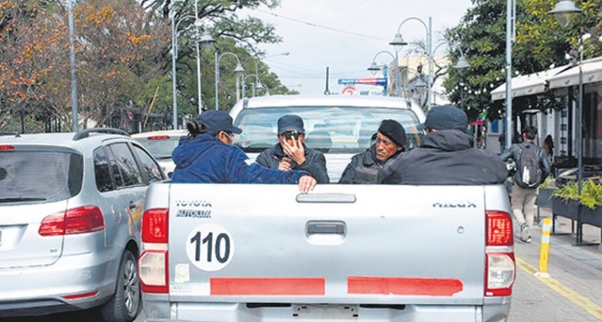  RADIOKTUBRE INFO….  Volvieron a circular las camionetas con la polícia represiva de Jujuy …Por Simón Suarez..Ver mas..