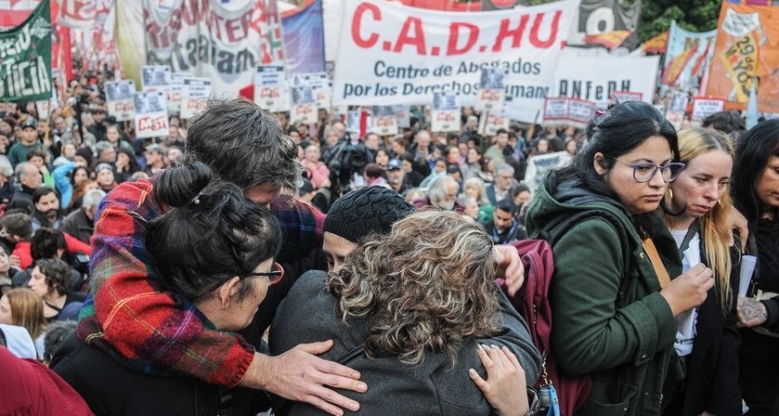 DIARIOKTUBRE INFO…. NOS DIÓ FUERZA ESTAR JUNTOS LOS DETENIDOS EN PLAZA DE MAYO   ….Por Simòn Suàrez