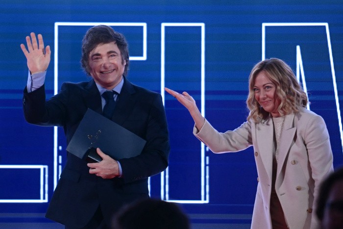 RADIOKTUBRE INFO……..MILEI YA ESTÁ EN ROMA, LEJOS DE LOS PROBLEMAS DOMÉSTICOS    …… Por Simòn Suarez