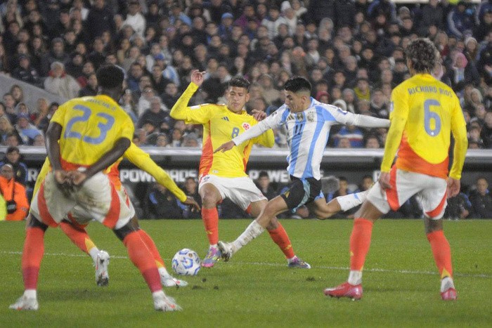 RADIOKTUBRE INFO……..  Con más carácter que fútbol, la Scaloneta pudo empatarle a Colombia  …… Por Simòn Suarez