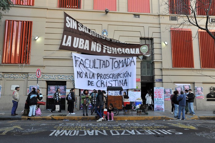 RADIOKTUBRE INFO……..   El movimiento estudiantil se declaró en rebeldía contra la proscripción …… Por Simòn Suarez