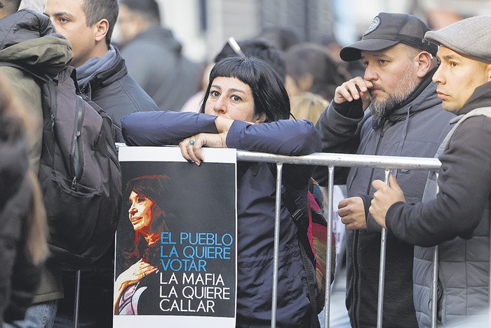 RADIOKTUBRE INFO……..  OPERACIÓN PROSCRIPCIÓN: El ensañamiento de los fiscales con Cristina Kirchner  …… Por Simòn Suarez