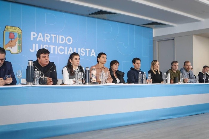 RADIOKTUBRE INFO…….. Más de 250 intendentes de todo el país expresaron su repudio por la condena a CFK   …… Por Simòn Suarez