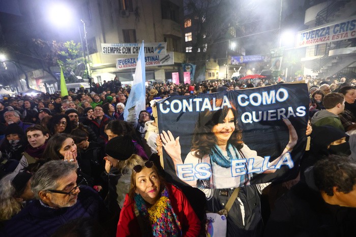 RADIOKTUBRE INFO……..   SIN BAILE EN EL BALCON PERO CON EL CALOR HUMANO INTACTO …… Por Simòn Suarez