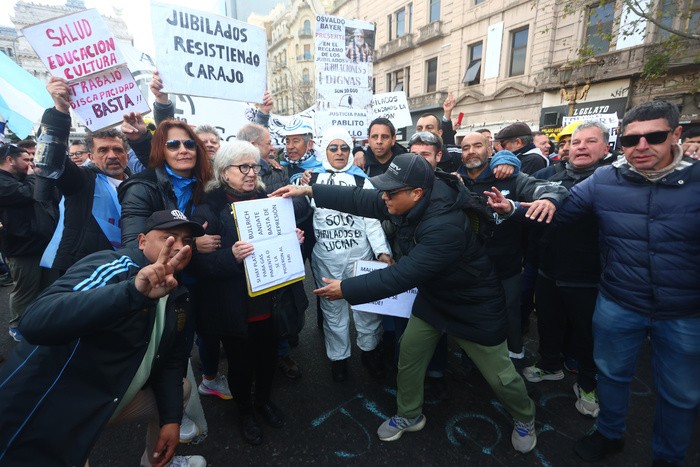 RADIOKTUBRE INFO……..  Gremios y jubilados contra el ajuste de Milei  …… Por Simòn Suarez