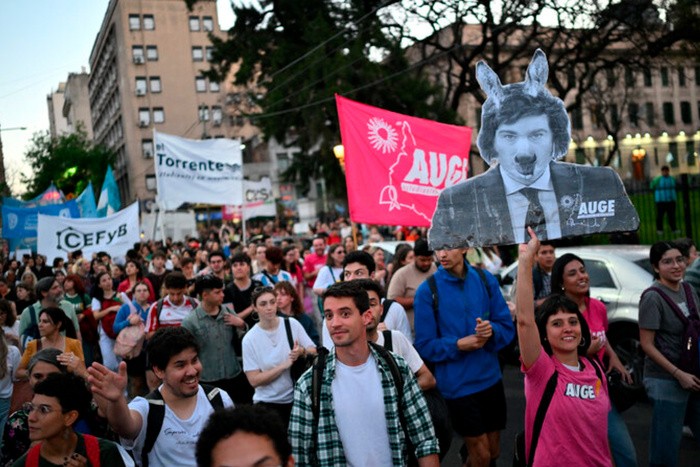 RADIOKTUBRE INFO……..  Se movilizan gremios docentes, no docentes y estudiantes  Marcha de antorchas y paro de 48 horas contra el ajuste a las universidades  …… Por Simòn Suarez