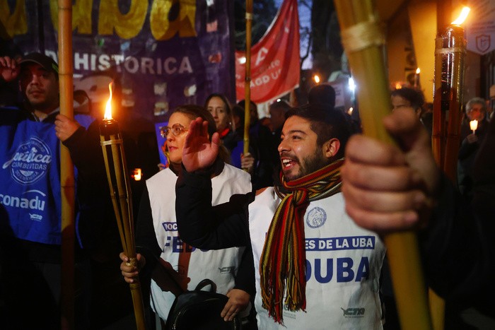 RADIOKTUBRE INFO……..  GRACIAS POR EL FUEGO  …… Por Simòn Suarez