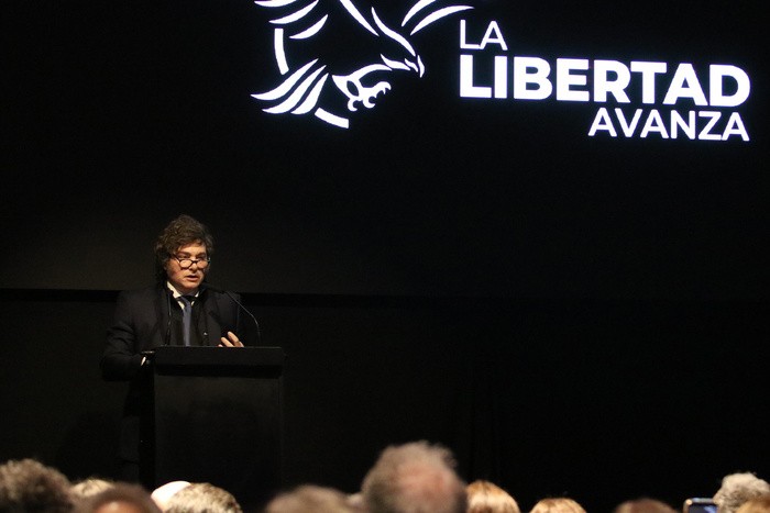 RADIOKTUBRE INFO……..  Milei estrenó la campaña libertaria a puro insulto: 