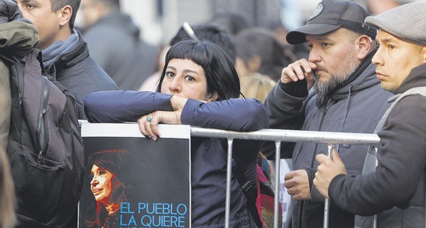 RADIOKTUBRE INFO……..  OPERACIÓN PROSCRIPCIÓN: El ensañamiento de los fiscales con Cristina Kirchner  …… Por Simòn Suarez