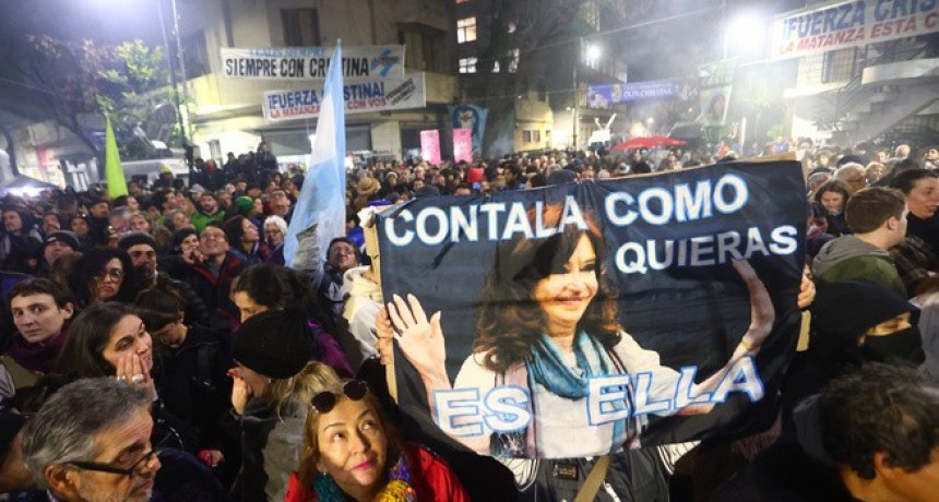 RADIOKTUBRE INFO……..   SIN BAILE EN EL BALCON PERO CON EL CALOR HUMANO INTACTO …… Por Simòn Suarez