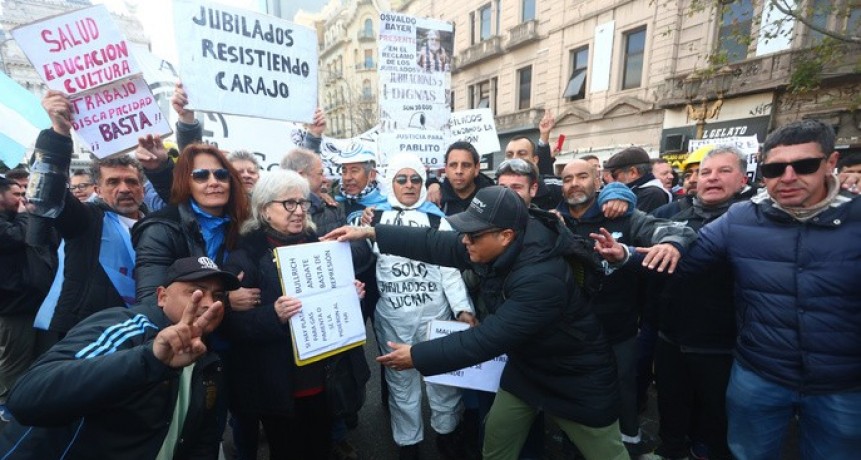 RADIOKTUBRE INFO……..  Gremios y jubilados contra el ajuste de Milei  …… Por Simòn Suarez