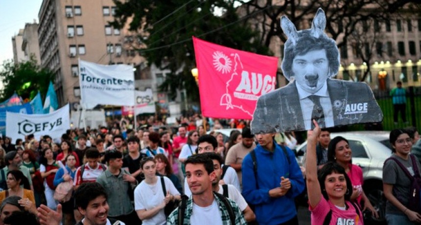 RADIOKTUBRE INFO……..  Se movilizan gremios docentes, no docentes y estudiantes  Marcha de antorchas y paro de 48 horas contra el ajuste a las universidades  …… Por Simòn Suarez