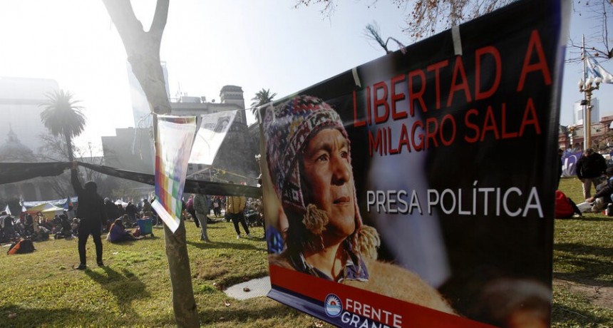 RADIOKTUBRE INFO…-El acampe en Plaza de Mayo en reclamo por la libertad de Milagro Sala -Por Simón Suarez..VER MAS