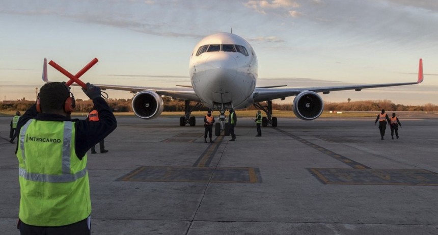 RADIOKTUBRE INFO…- Llegó un vuelo con más de 800 mil dosis de AstraZeneca y Argentina llegó a casi 42 millones de vacunas-.-Por Simón Suarez..VER MAS