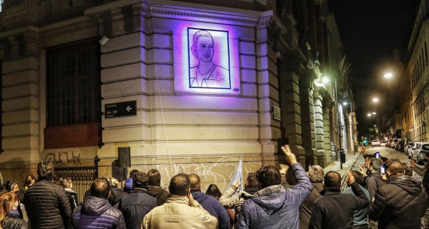 RADIOKTUBRE INFO…-Evita, iluminada y eterna-. -Por Simón Suarez..VER MAS