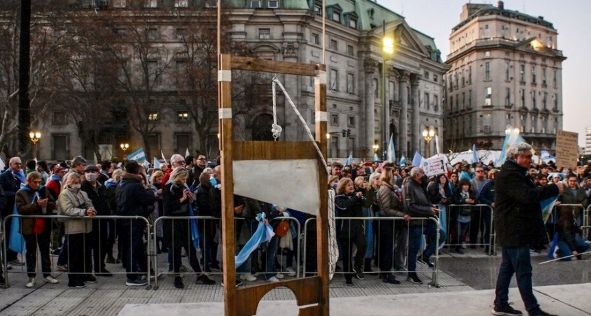 RADIOKTUBRE INFO..-  El Ku Klux Klan salió de paseo por Plaza de Mayo -Por Simón Suarez..Ver mas..	