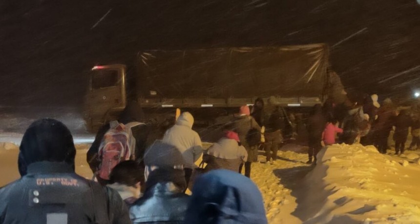 RADIOKTUBRE INFO..- Más de 400 personas varadas en la frontera con Chile por un temporal de nieve  -Por Simón Suarez..Ver mas..	