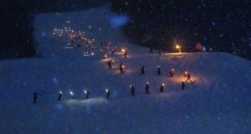 RADIOKTUBRE INFO..- La tradicional bajada de antorchas puso emoción y color a la Fiesta del Invierno en Ushuaia  -Por Simón Suarez..Ver mas..