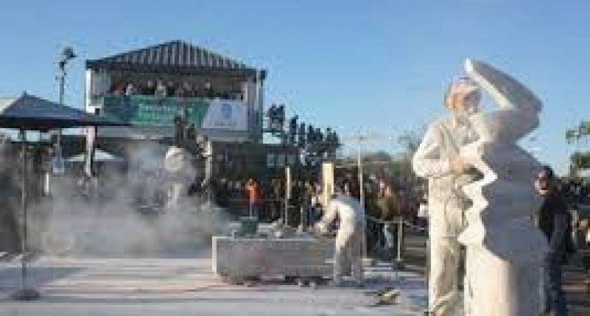 RADIOKTUBRE INFO..- Bienal 2022: los escultores dan forma a sus bloques de mármol  -Por Simón Suarez..Ver mas