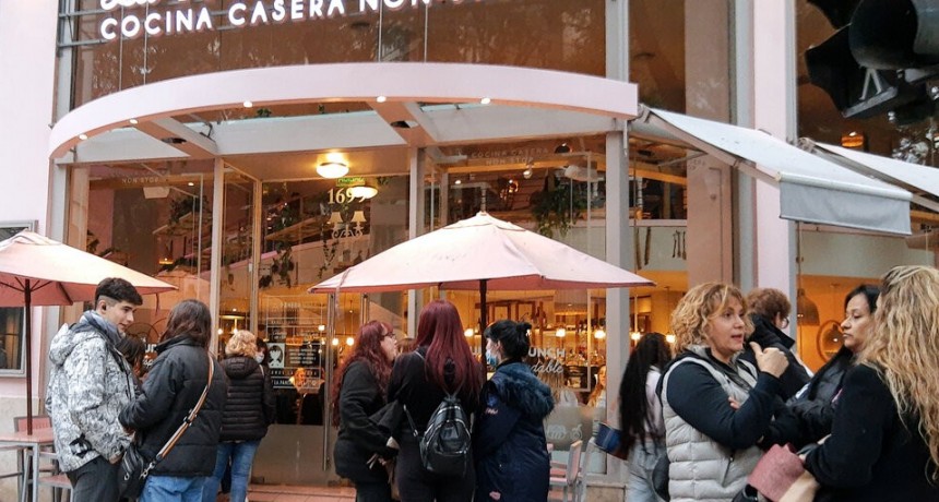RADIOKTUBRE INFO..- El misterio de los restaurantes llenos   -Por Simón Suarez..Ver mas..	