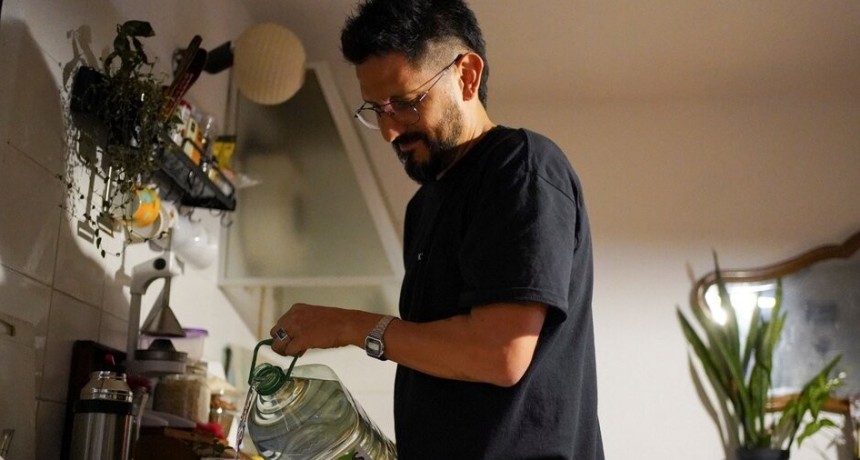  RADIOKTUBRE INFO….  Mate salado, duchas cortas, ropa sucia acumulada y calefones rotos: cómo es vivir sin agua potable en Montevideo …Por Simón Suarez..Ver mas..