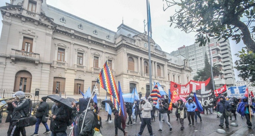  RADIOKTUBRE INFO….EL TERROR A CUENTA GOTAS DE GERARDO MORALES   …Por Simón Suarez..Ver mas..
