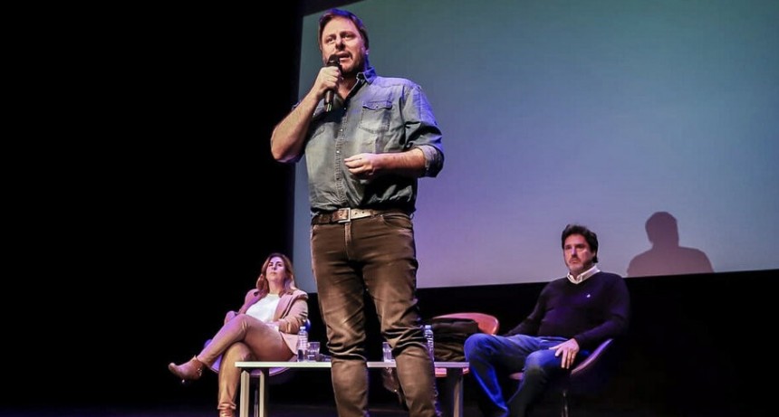  RADIOKTUBRE INFO….EL PERONISMO PORTEÑO SE UNE DETRAS DE LA CANDIDATURA DE LEANDRO SANTORO   …Por Simón Suarez..Ver mas..