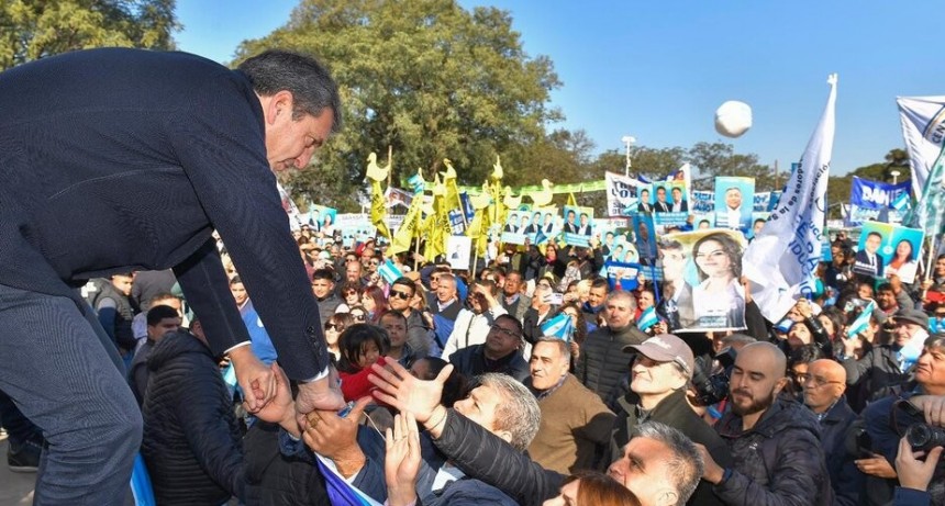 RADIOKTUBRE INFO…. La intimidad de la gira de Sergio Massa por San Juan, La Rioja y Tucumán  …Por Simón Suarez..Ver mas..