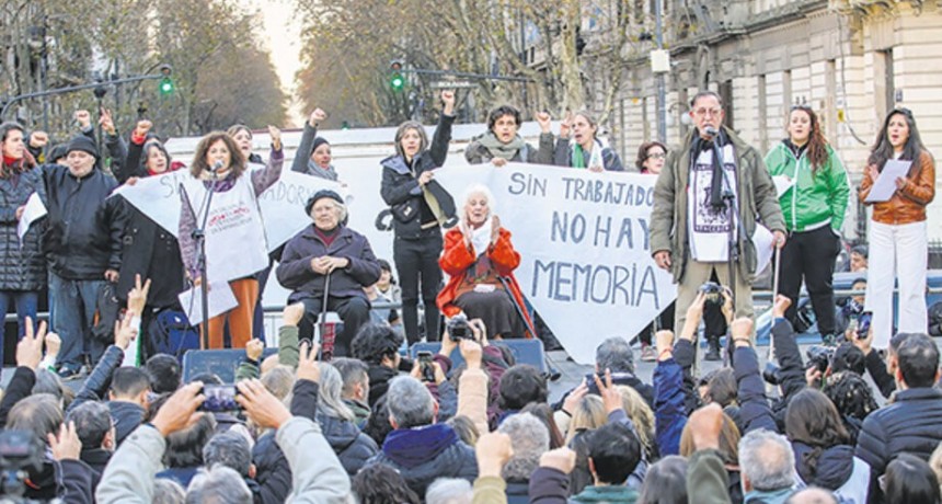 DIARIOKTUBRE INFO….  UN LLAMADO A RESISTIR Y A DEFENDER LA MEMORIA  ….Por Simòn Suàrez