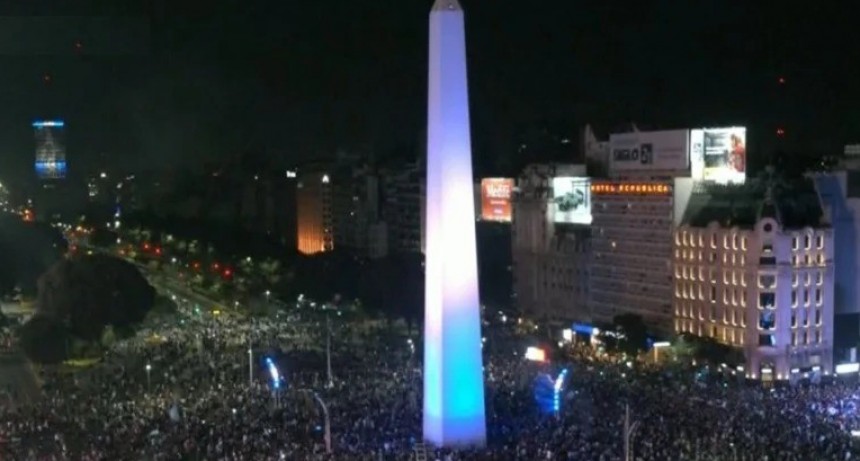 INFO DIARIOKTUBRE …. EL OBELISCO VOLVIÓ A LLENARSE QUE FESTEJARON EL TRIUNFO DE LA SELECCIÓN  ….Por Simòn Suàrez