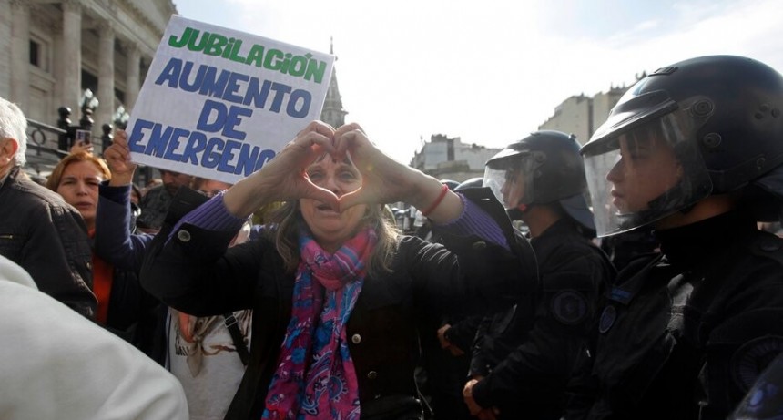 INFO DIARIOKTUBRE …LA CLASE MEDIA CADA VEZ MAS EMPOBRECIDA.    ….Por Simòn Suàrez