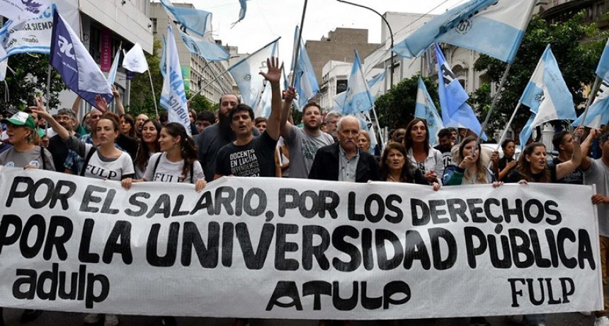 INFO DIARIOKTUBRE …. DOCENTES UNIVERSITARIOS RECHAZARON EL AUMENTO DEL 4%  ….Por Simòn Suàrez