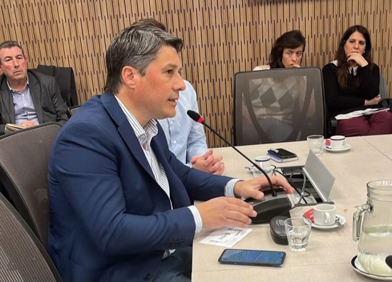 RADIOKTUBRE INFO……..   EL INTENDENTE DE MACHAGAY HABLÓ EN EL SENADO POR QUITA DE RECURSOS …… Por Simòn Suarez