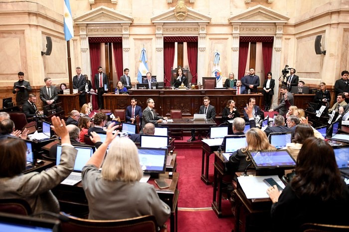 RADIOKTUBRE INFO……..QUIENES VOTARON EL AUMENTO A JUBLIADOS    …… Por Simòn Suarez