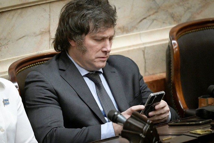RADIOKTUBRE INFO……..  MILEI ES EL QUE MAS INSULTA POR REDES  …… Por Simòn Suarez