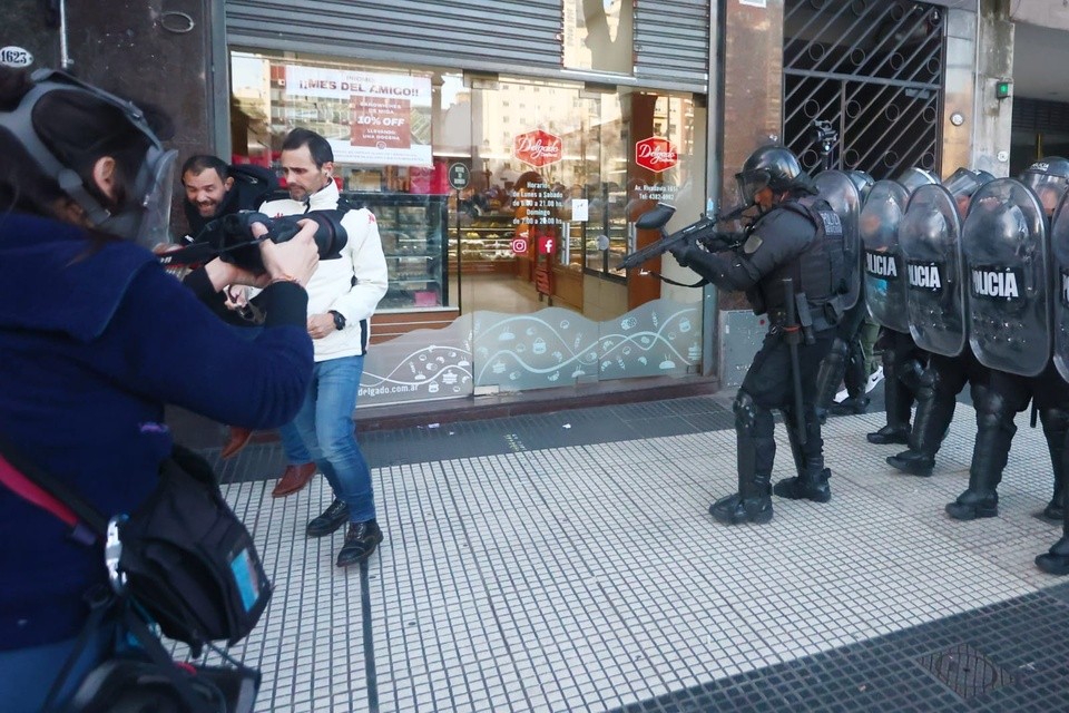 RADIOKTUBRE INFO……..   Así un policía le disparó a un periodista en vivo en plena protesta de jubilados en Congreso …… Por Simòn Suarez